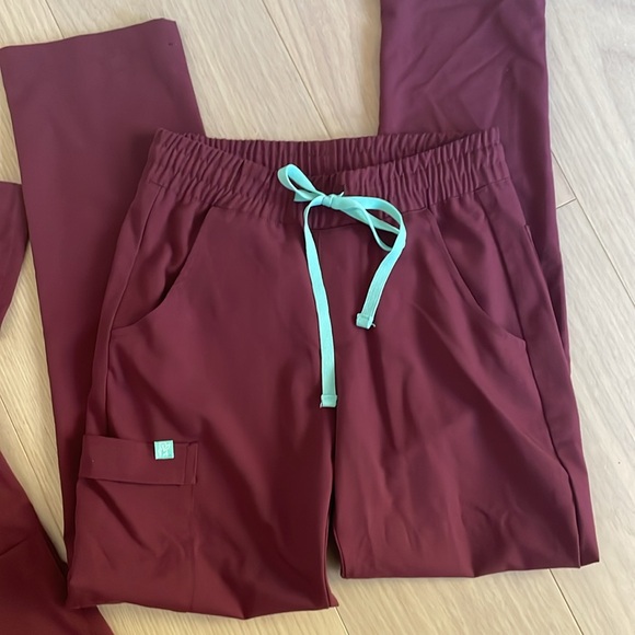 Garde Malade Scrubs - Picture 2 of 5